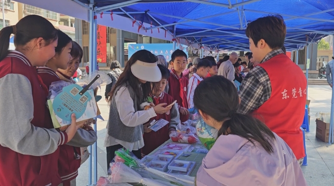 厚街：举办“广东社工周”宣传活动.jpg