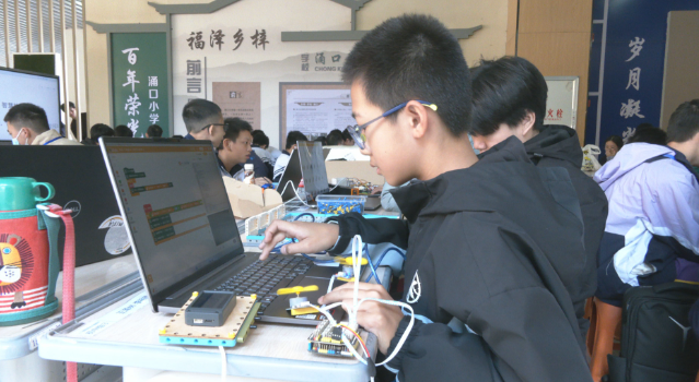 全市1600多名学生齐聚厚街 上演机器人技艺大比拼.png