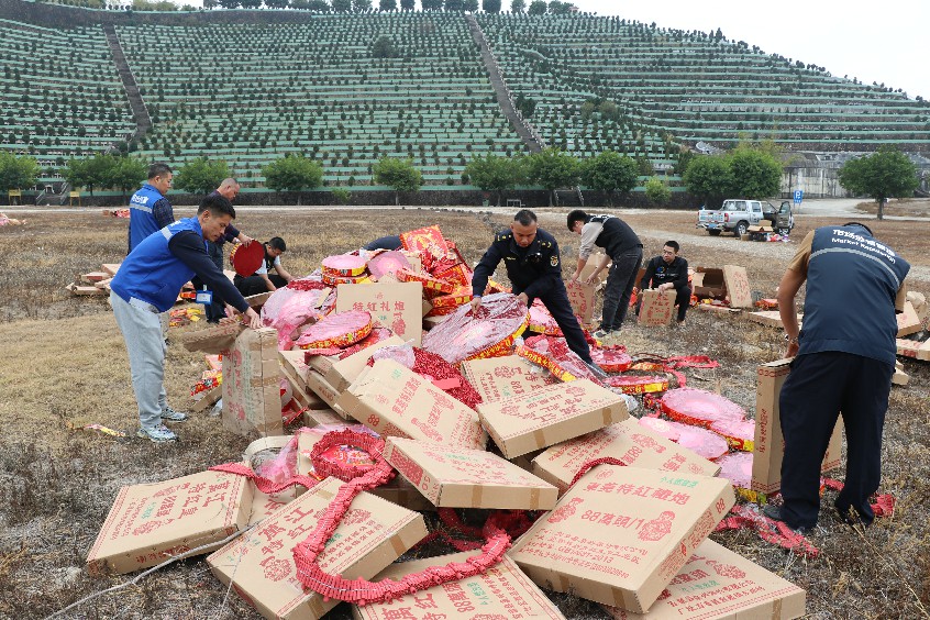 3【标题】大朗集中销毁15吨烟花爆竹 (4)~1.jpg