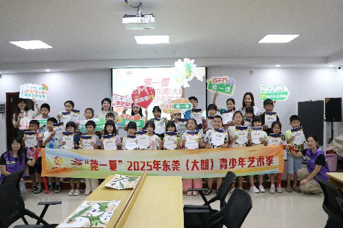 4【标题】少儿创意画培训班圆满结课 “小候鸟” 以画绘成长 (1)~1.jpg