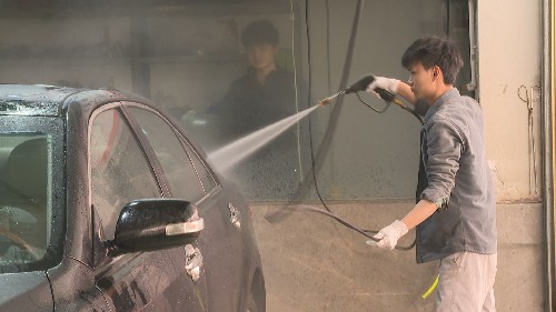 4【标题】节前洗车迎高峰 爱车焕新过大年 (1)~1.jpg