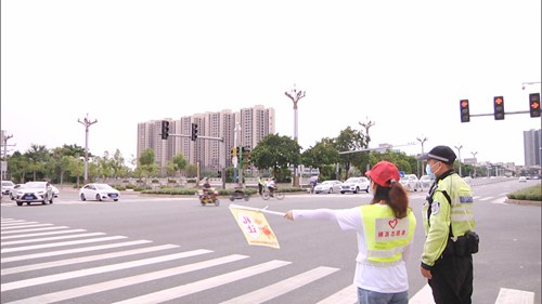 站好"交通文明岗" 用文明精神志愿服务群众安全出行1_副本.jpg