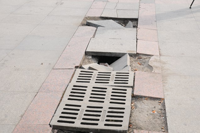 凤岗体育广场排水渠盖破损严重 市民盼望尽早修复