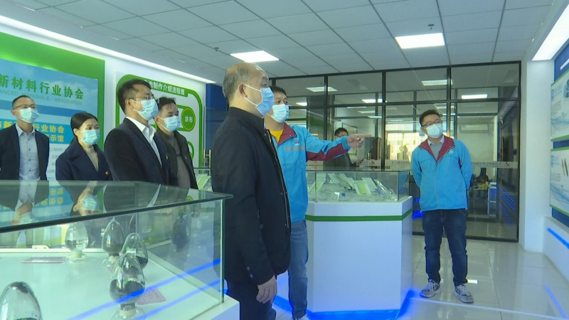 我镇开展春节前夕慰问企业员工、户籍就业困难人员活动1.jpg