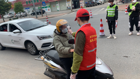 市医保局抗疫工作队员在道路设卡点排查