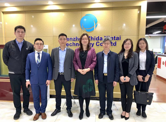 东莞市贸促会张军民副会长会长(右三)与企业代表合照