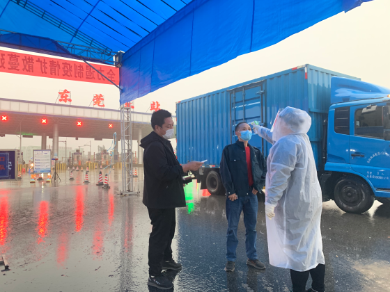 陈小燕同志在高速路收费站冒雨检查司乘人员体温.jpg