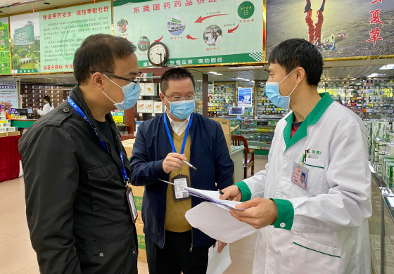 副分局长谭允初了解定点零售药店防疫用品的供给情况.jpg