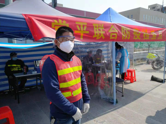 王立仁同志在联合防疫检查点值守.jpg