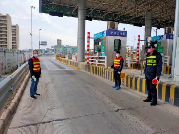 赖海康同志在高速路收费站检查司乘人员体温.jpg