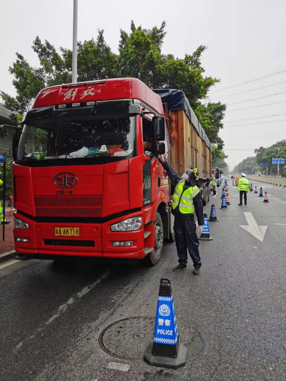 投身一线测量入镇人员体温2.jpg