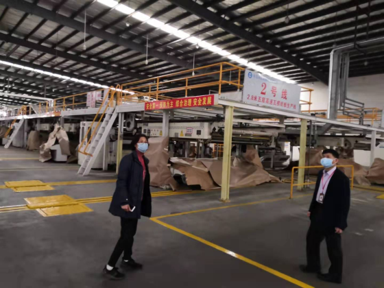 在驻村中，协调解决复工复产困难.jpg