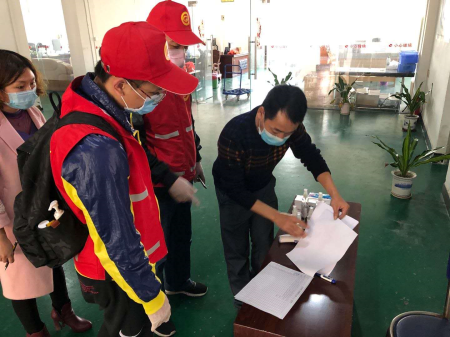 市医保局抗疫工作队员深入企业检查复工复产情况。