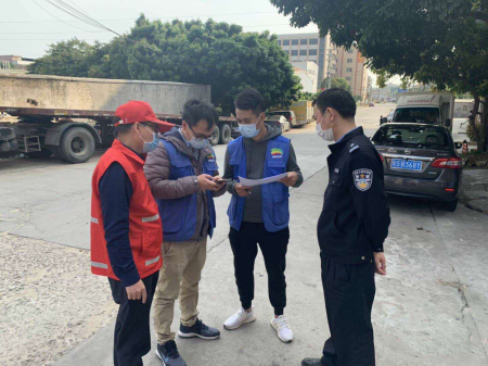 市医保局抗疫队员与相关部门工作人员商议防控工作 。