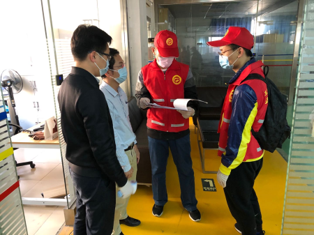 市医保局抗疫队员到企业核查返工人员情况 