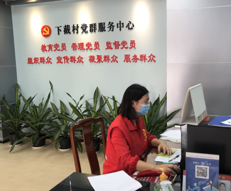 医保局抗疫队员开展“莞e申报”数据统计
