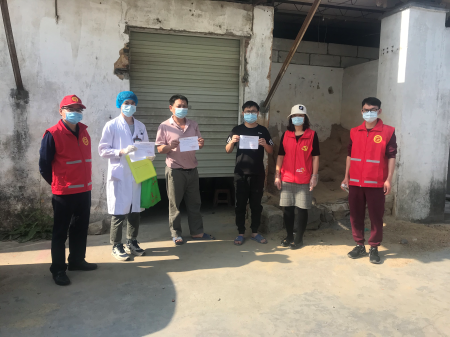 医保局抗疫队员向解除居家隔离人员发放解除隔离健康证明材料