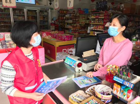 医保局抗疫工作队吴燕贞领队到商铺加强防疫宣传
