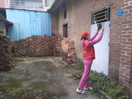 医保局抗疫队员走访家庭、出租屋、三小场所