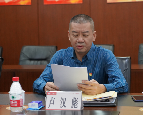 卢主任银行单人(1).jpg