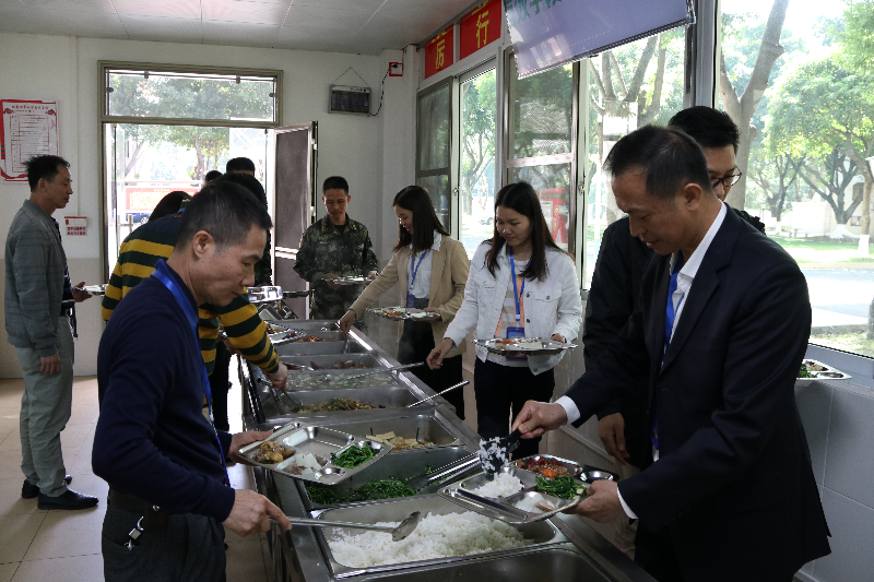 8.体验部队伙食.JPG