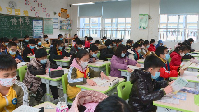 1228公办小学更换新桌椅_2021-12-28_10-36-49.jpg
