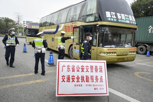 春运首日  长安执勤点加强检查保春运安全_结果.jpg