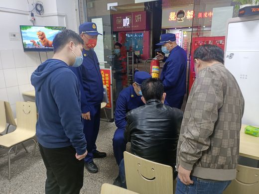 一线工作人员坚守岗位筑牢春节安全防线