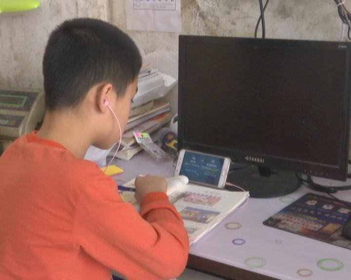爱心企业捐赠智能手机 解决困难学生网络学习难题3.jpg