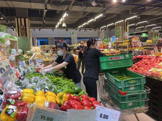 嘉荣超市工作人员正在补货_结果.jpg