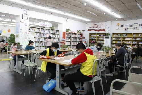 3【标题】假期不忘到图书馆“充电” (9)~1.jpg
