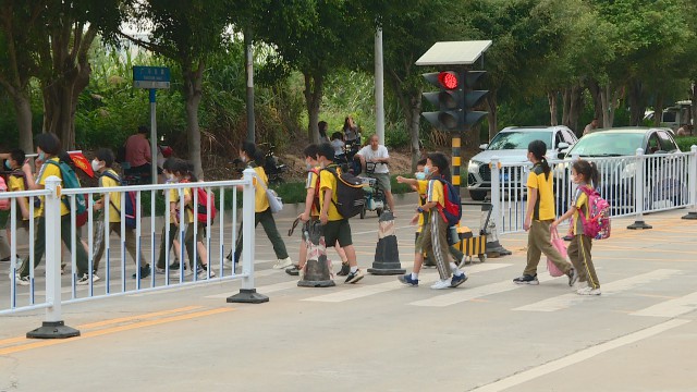 0507广场南路设置道路中央隔离护栏_2022-05-07_15-15-26.jpg