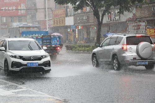 3【标题】雨天车辆涉水行驶有讲究 (4)~1.jpg