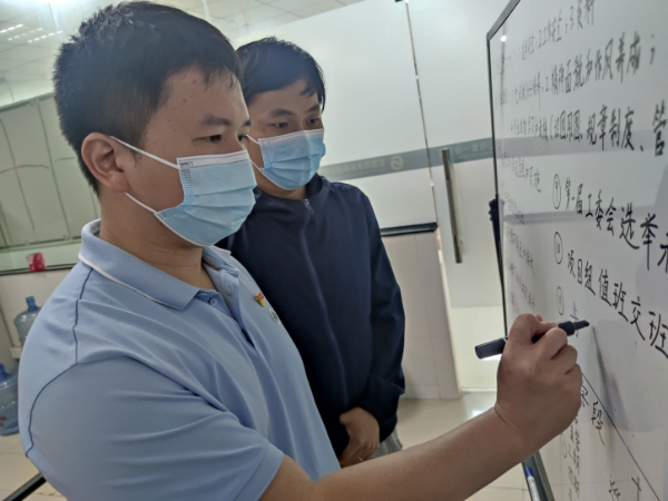 图注：东莞市水务集团管网有限公司李振豪与同事交流工作.jpg