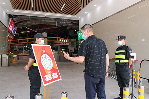 3【标题】 市民自觉佩戴口罩 文明出行.JPG