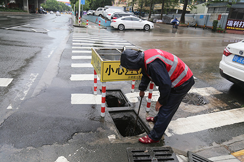 2【标题】大朗做好防涝排水工作 保证雨天出行安全.JPG