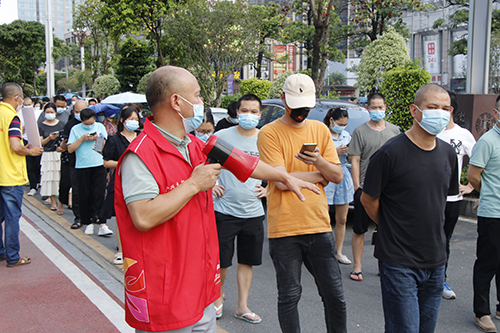 1【标题】志愿者坚守岗位.JPG