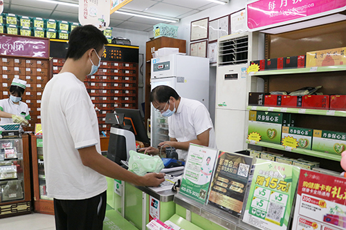 5【标题】药店严格落实疫情防控措施.JPG