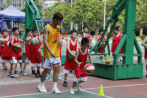 4【标题】巷头社区举办公益篮球培训班 丰富少年儿童课余活动.JPG