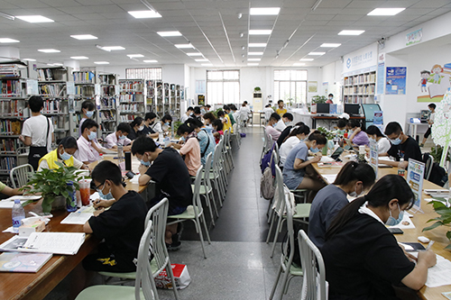 3【标题】大朗图书馆迎来暑假借阅高峰.JPG