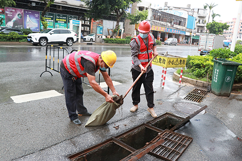 4【标题】清理下水道口 确保台风天排水顺畅.JPG