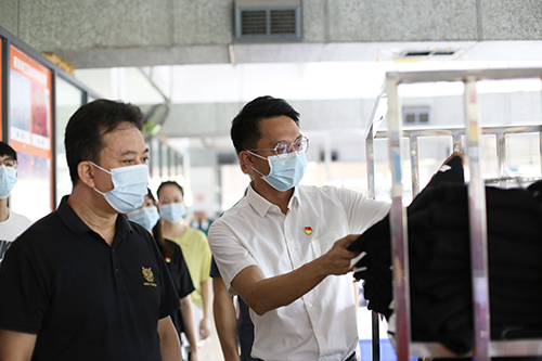 3【标题】党旗在经济稳增长一线飘扬毛织管委会党支部帮助企业用足用好扶持政策 开拓市场.JPG