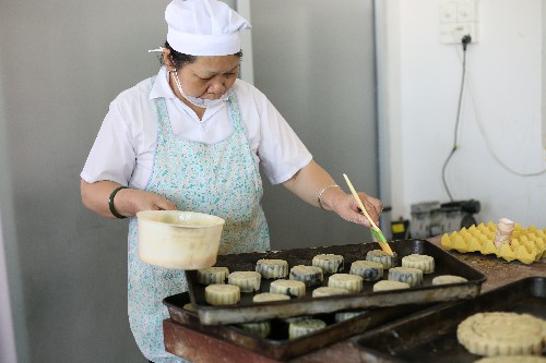 2 传统手工月饼吃出儿时味道 (12)~1.jpg