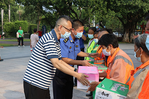 1【标题】镇领导看望慰问节日坚守岗位人员.JPG