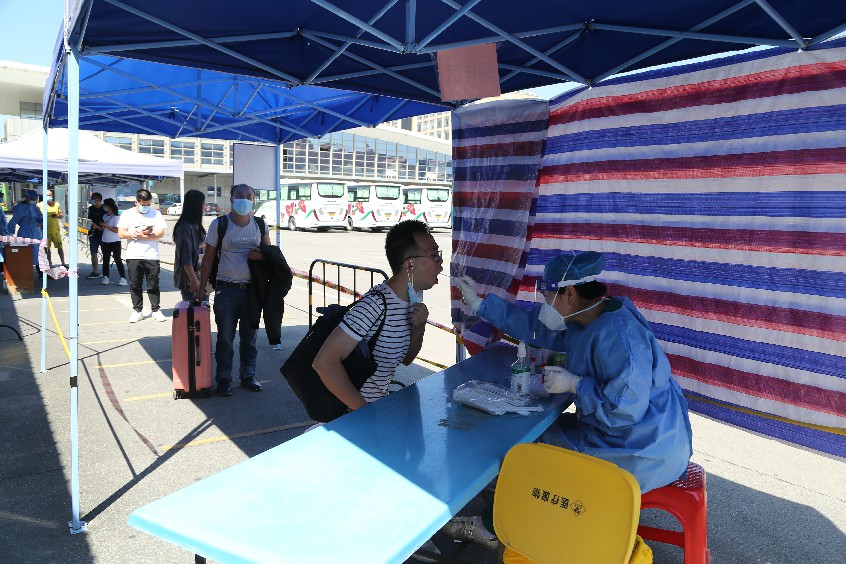 1【标题】市民积极主动进行“落地检” (7)~1.jpg
