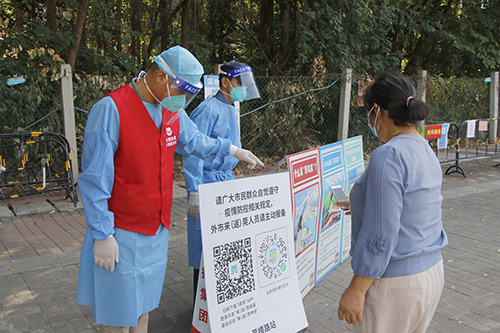 5【标题】志愿者真情助力“落地检”.JPG