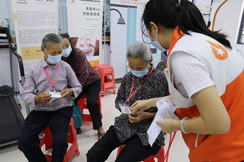 3【标题】“私人定制”解决老人核酸采样问题.JPG