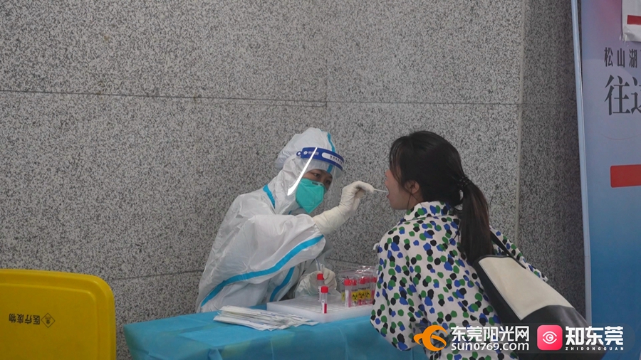 旅客在做核酸采样.jpg