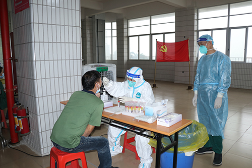 3【标题】企业员工化身核酸采样“大白”.JPG