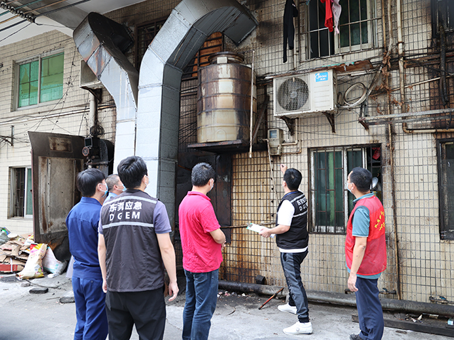 1115加强安全监管 凤岗开展“环保油”专项执法检查（第167期）图1.jpg